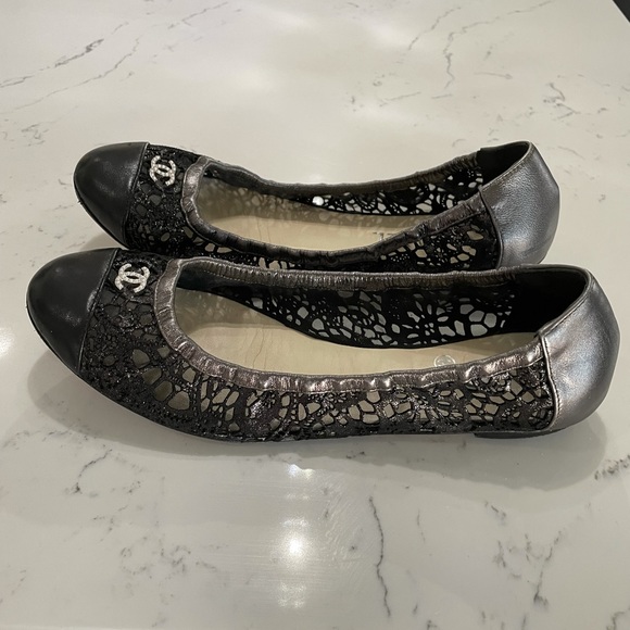 Chanel Black/Anthracite Metallic Leather Lace Pearl CC Logo Ballet Flats - Picture 3 of 8